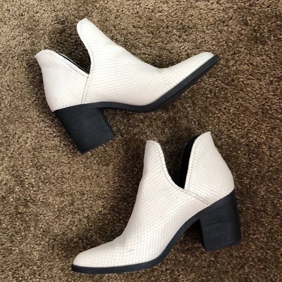 Steve Madden Shoes - Steve Madden white booties size 6